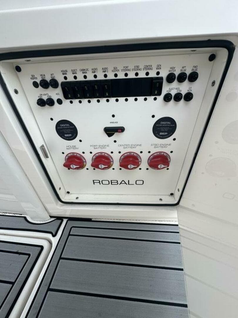 2023 Robalo R360 — photo 30
