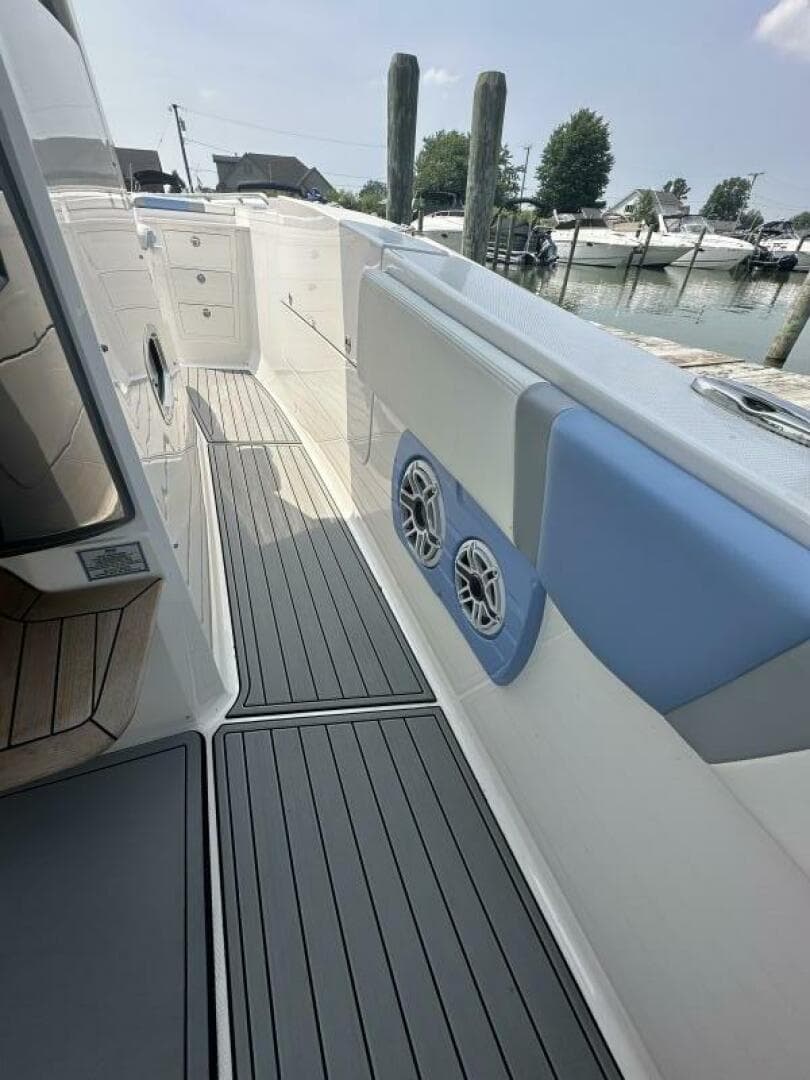 2023 Robalo R360 — photo 9