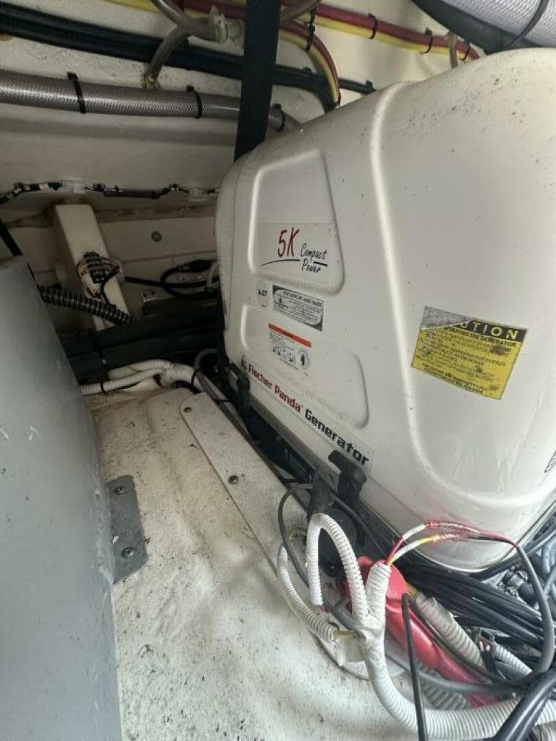 2023 Robalo R360 — photo 22