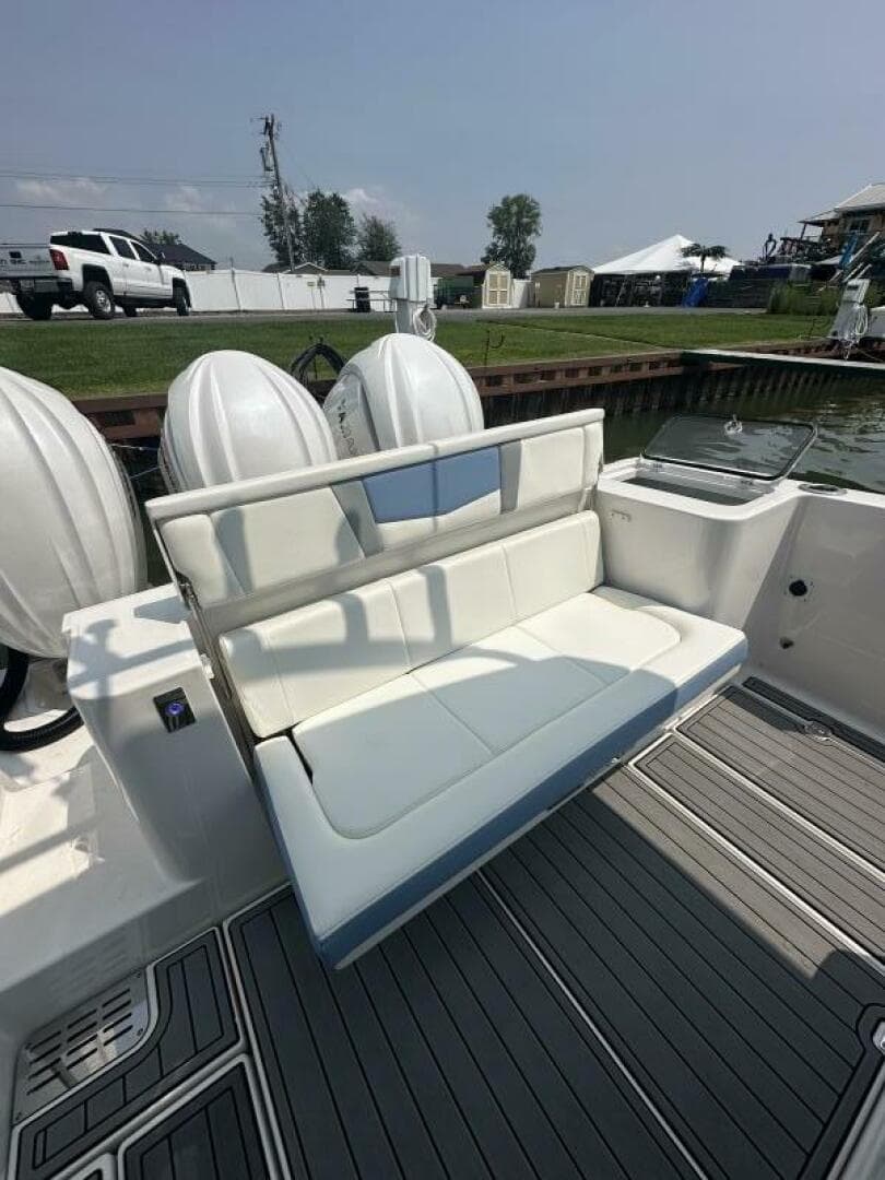 2023 Robalo R360 — photo 10