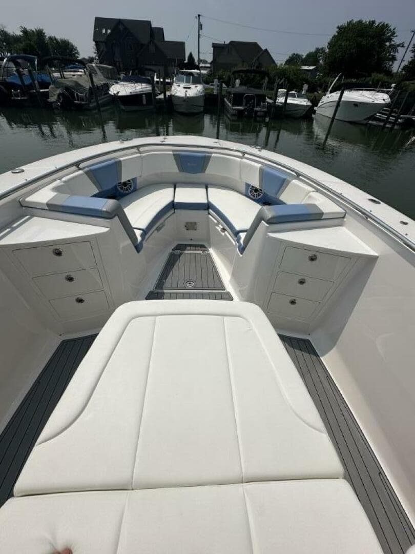 2023 Robalo R360 — photo 7