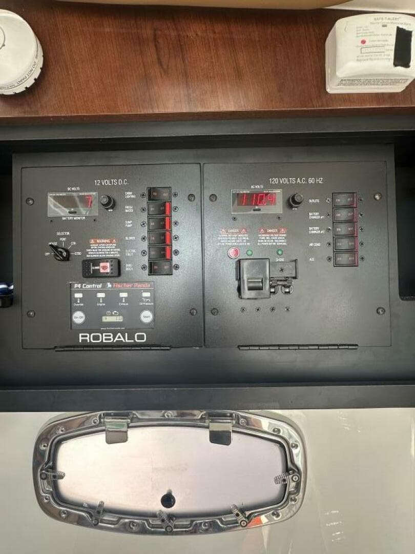 2023 Robalo R360 — photo 31