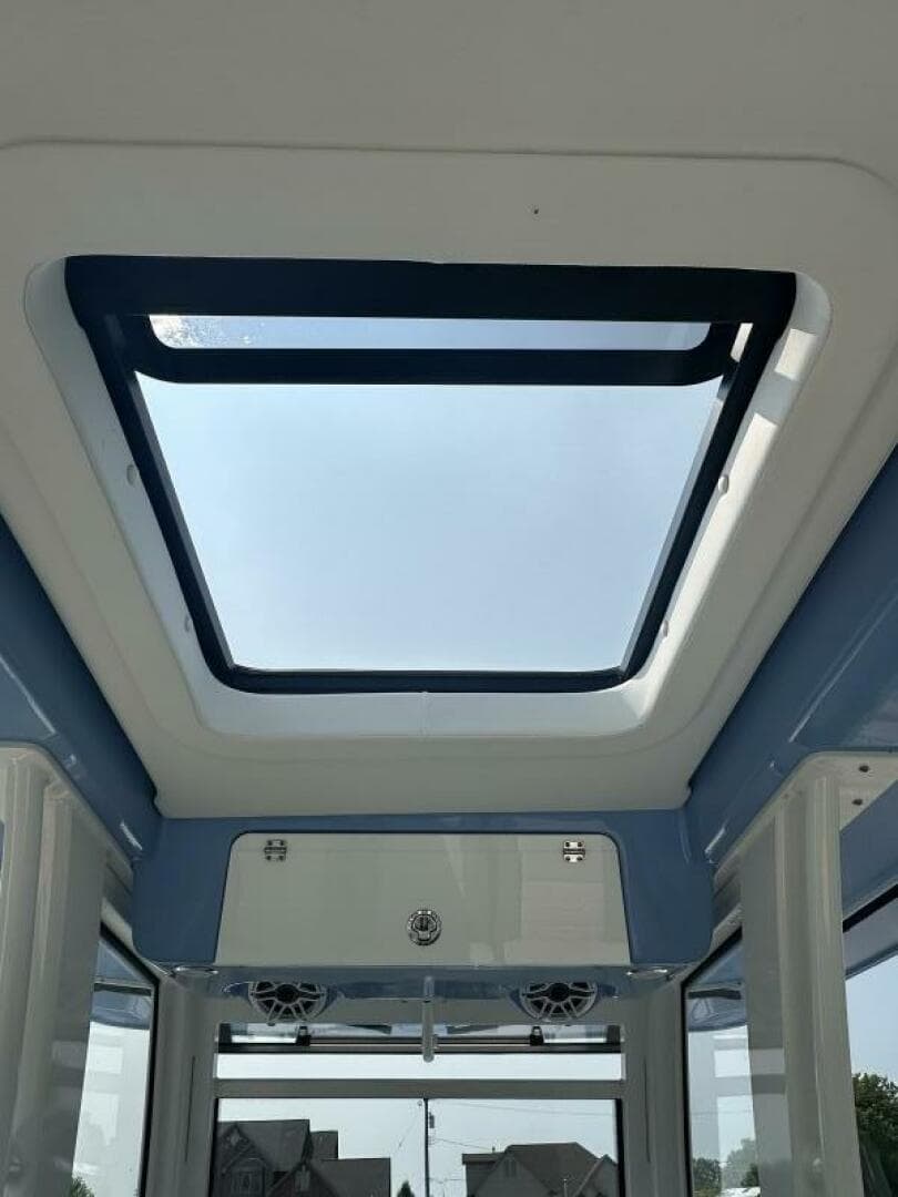 2023 Robalo R360 — photo 12