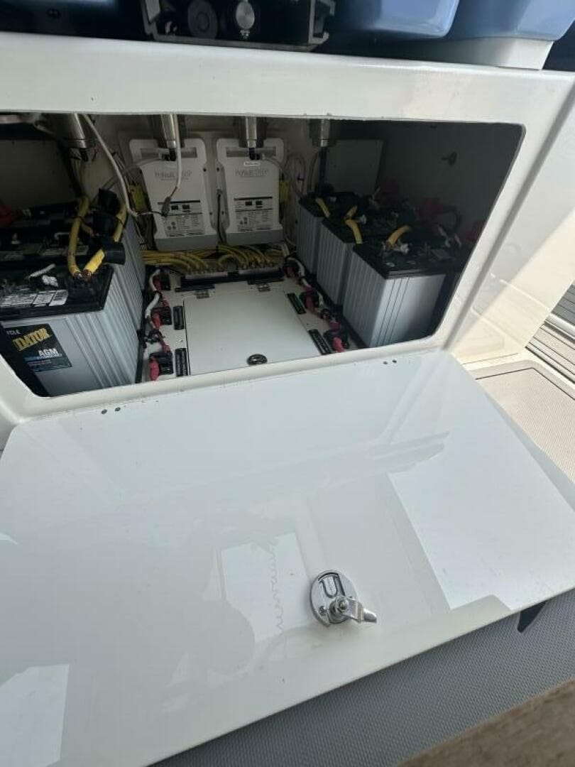 2023 Robalo R360 — photo 20