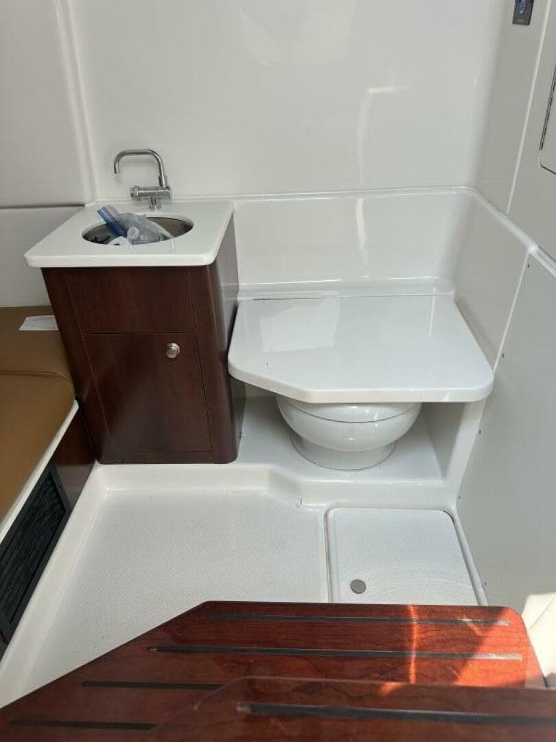 2023 Robalo R360 — photo 25