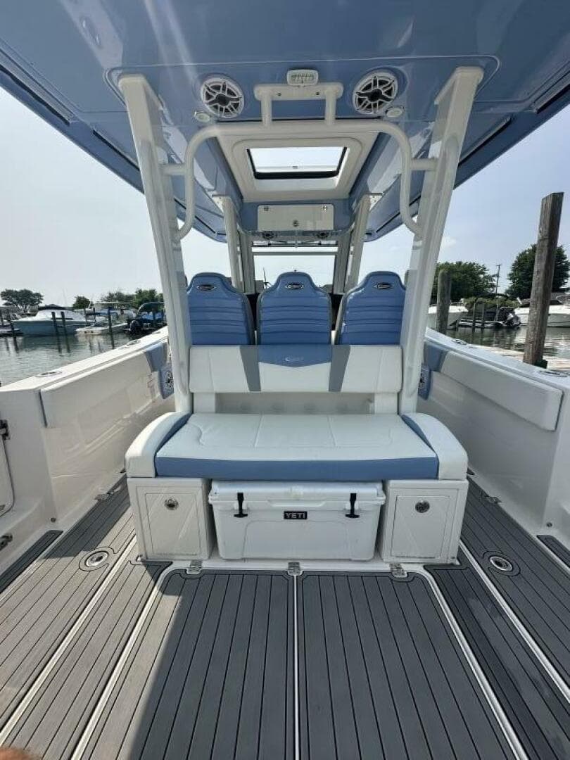 2023 Robalo R360 — photo 11