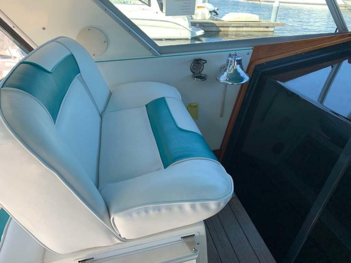 1989 Sea Ray 390 Express — photo 9