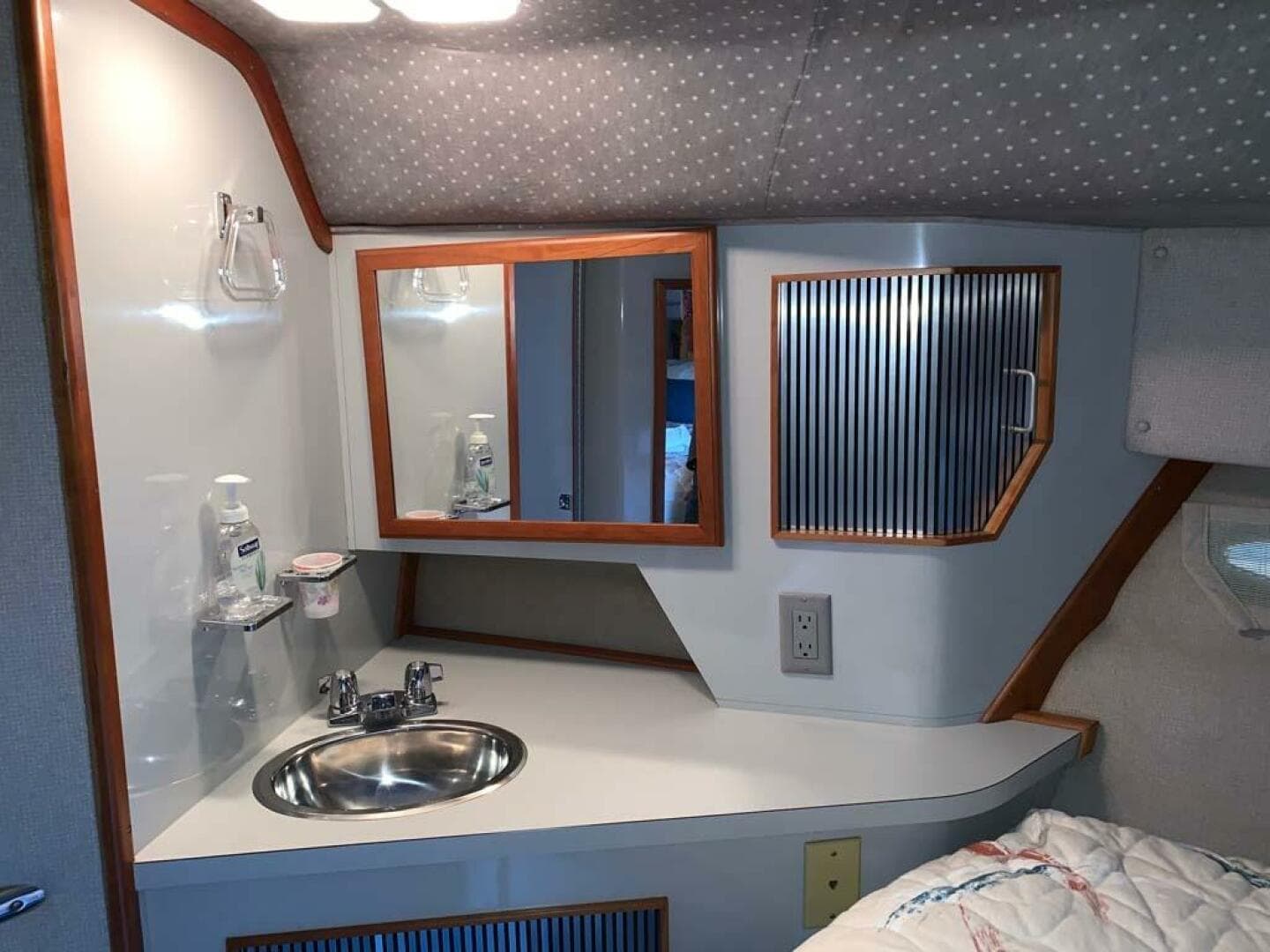 1989 Sea Ray 390 Express — photo 5