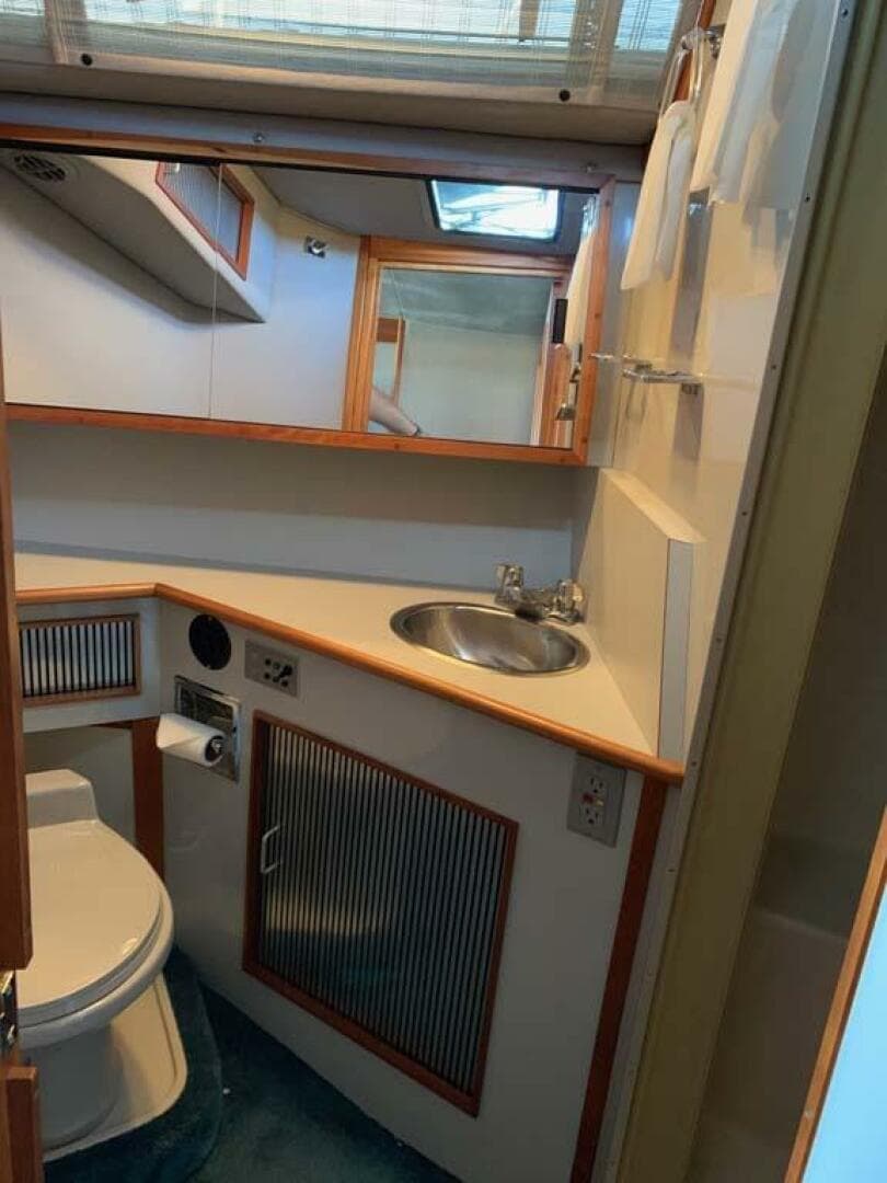 1989 Sea Ray 390 Express — photo 6