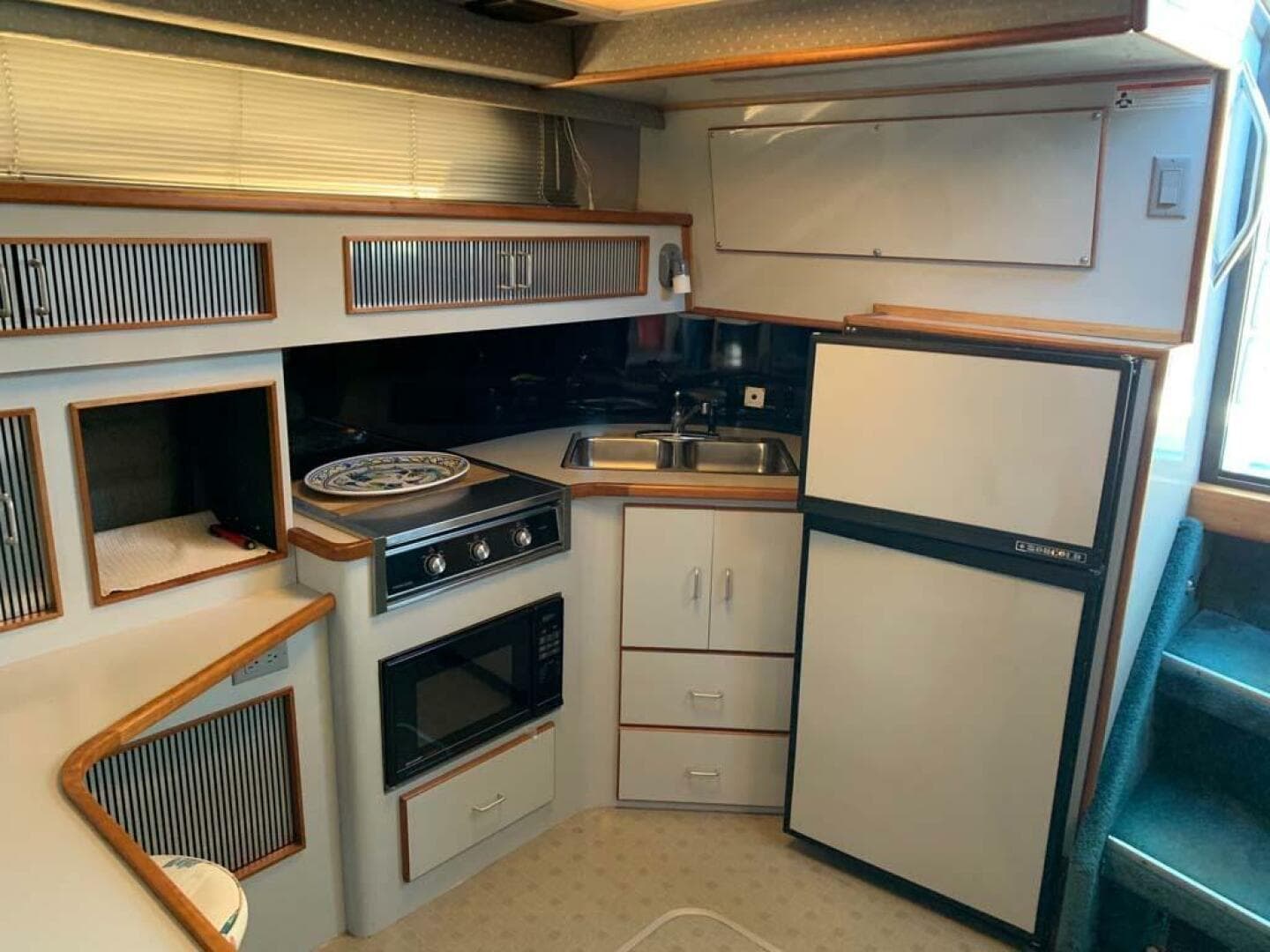 1989 Sea Ray 390 Express — photo 2