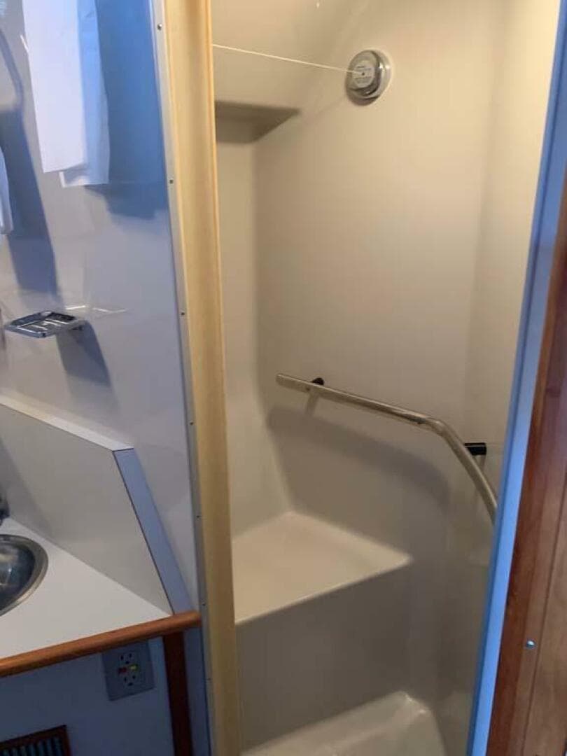 1989 Sea Ray 390 Express — photo 7