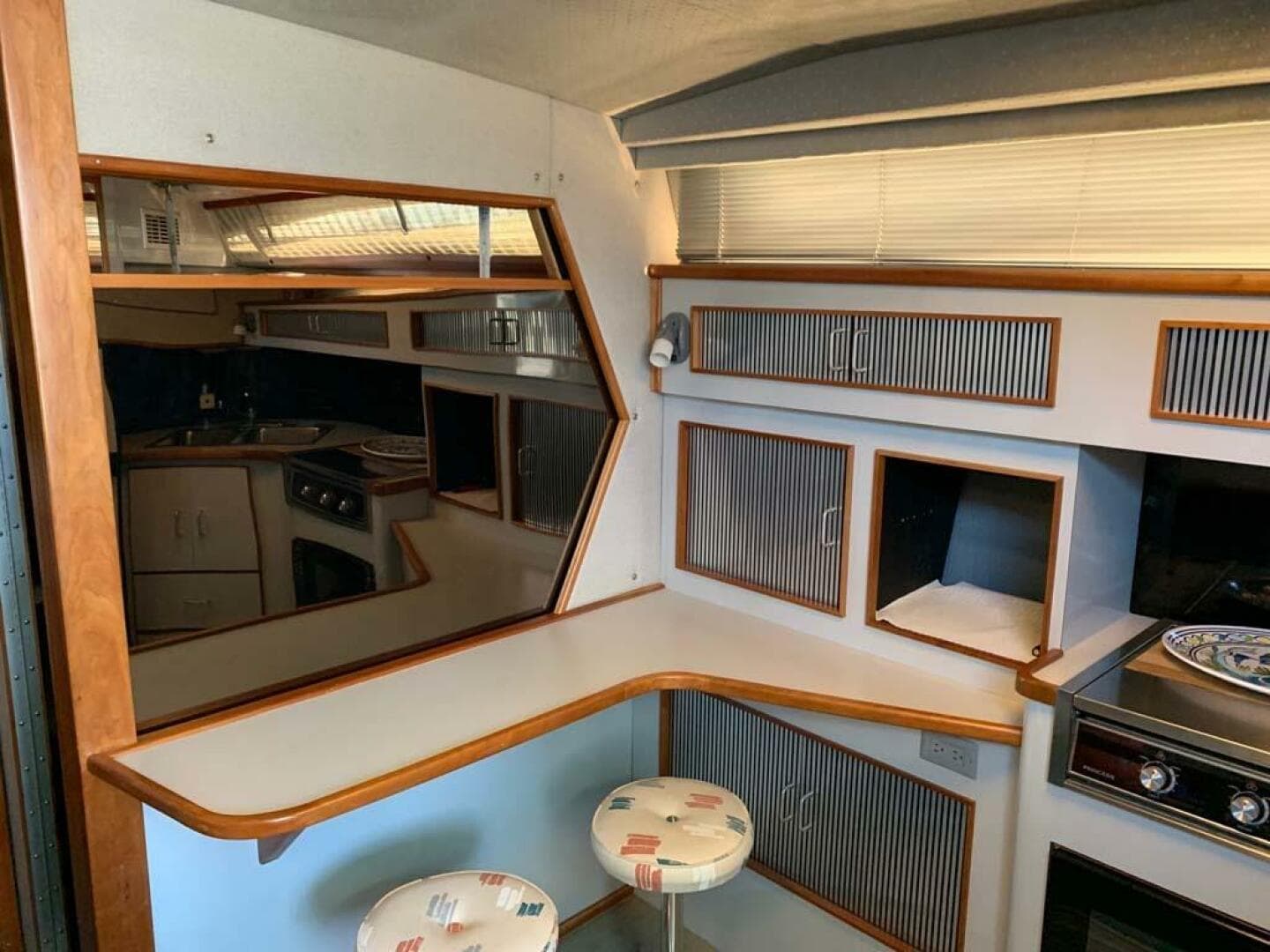 1989 Sea Ray 390 Express — photo 3