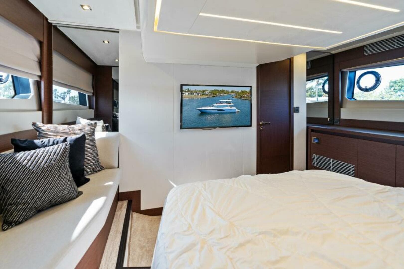 2020 Prestige 520 Flybridge — photo 27