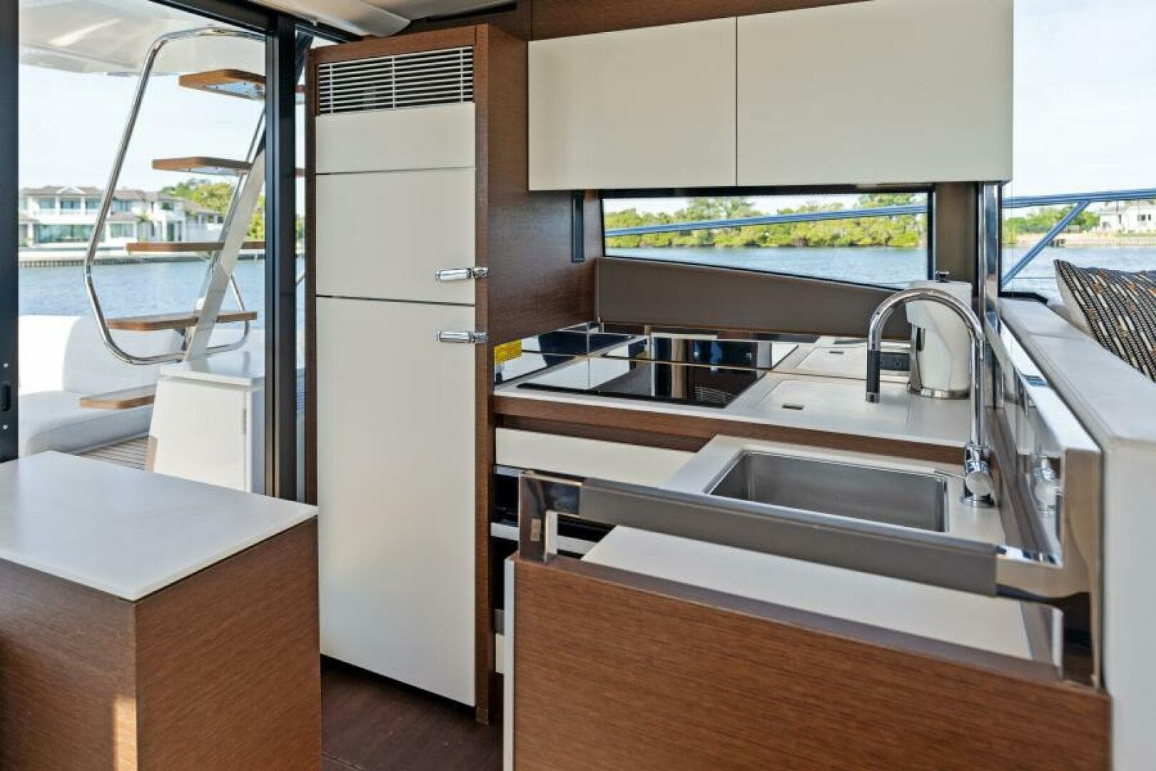 2020 Prestige 520 Flybridge — photo 8