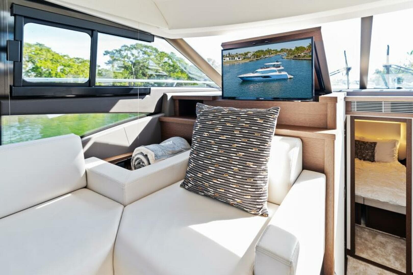 2020 Prestige 520 Flybridge — photo 16