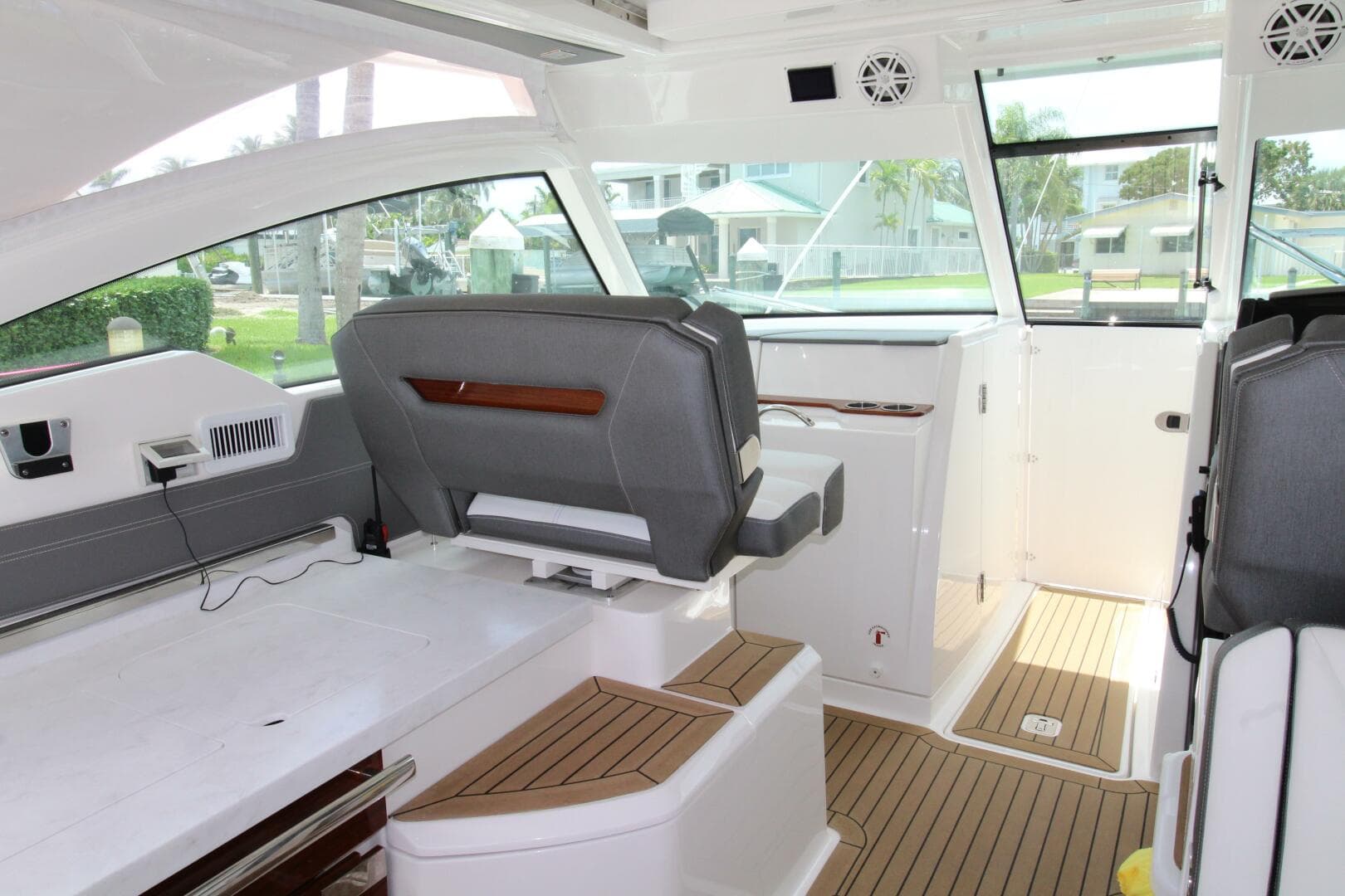 2021 Tiara Yachts 38 LX — photo 16