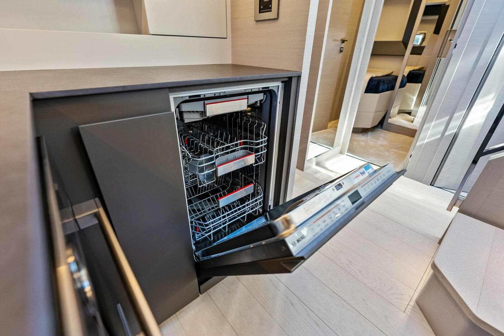 2025 Pershing 7X — photo 38