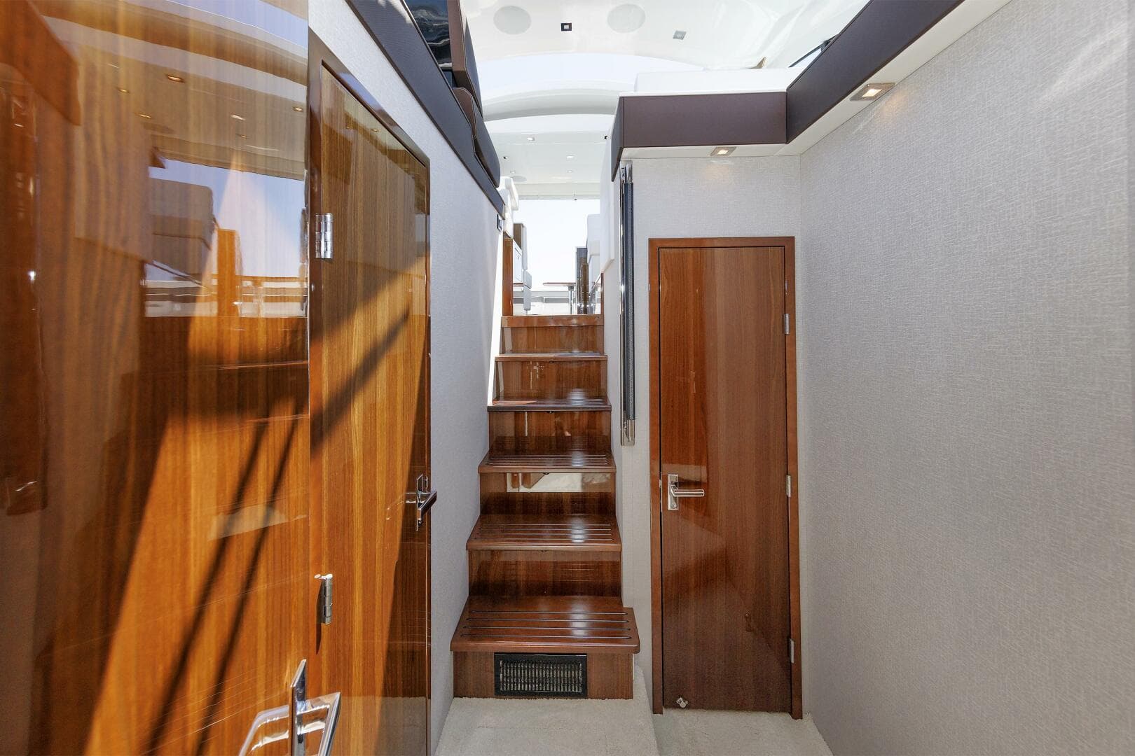 2021 Cruisers Yachts — photo 29