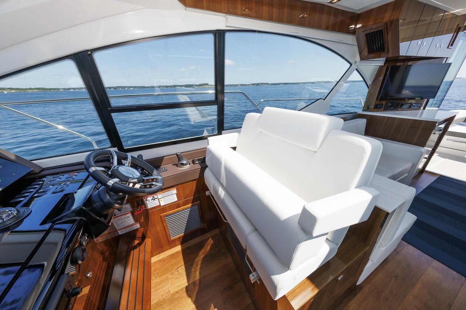 2021 Cruisers Yachts — photo 28