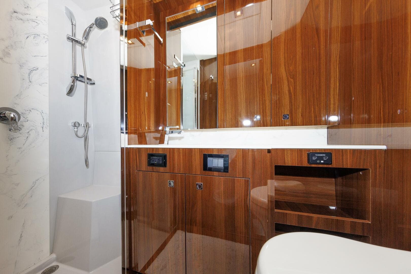 2021 Cruisers Yachts — photo 35