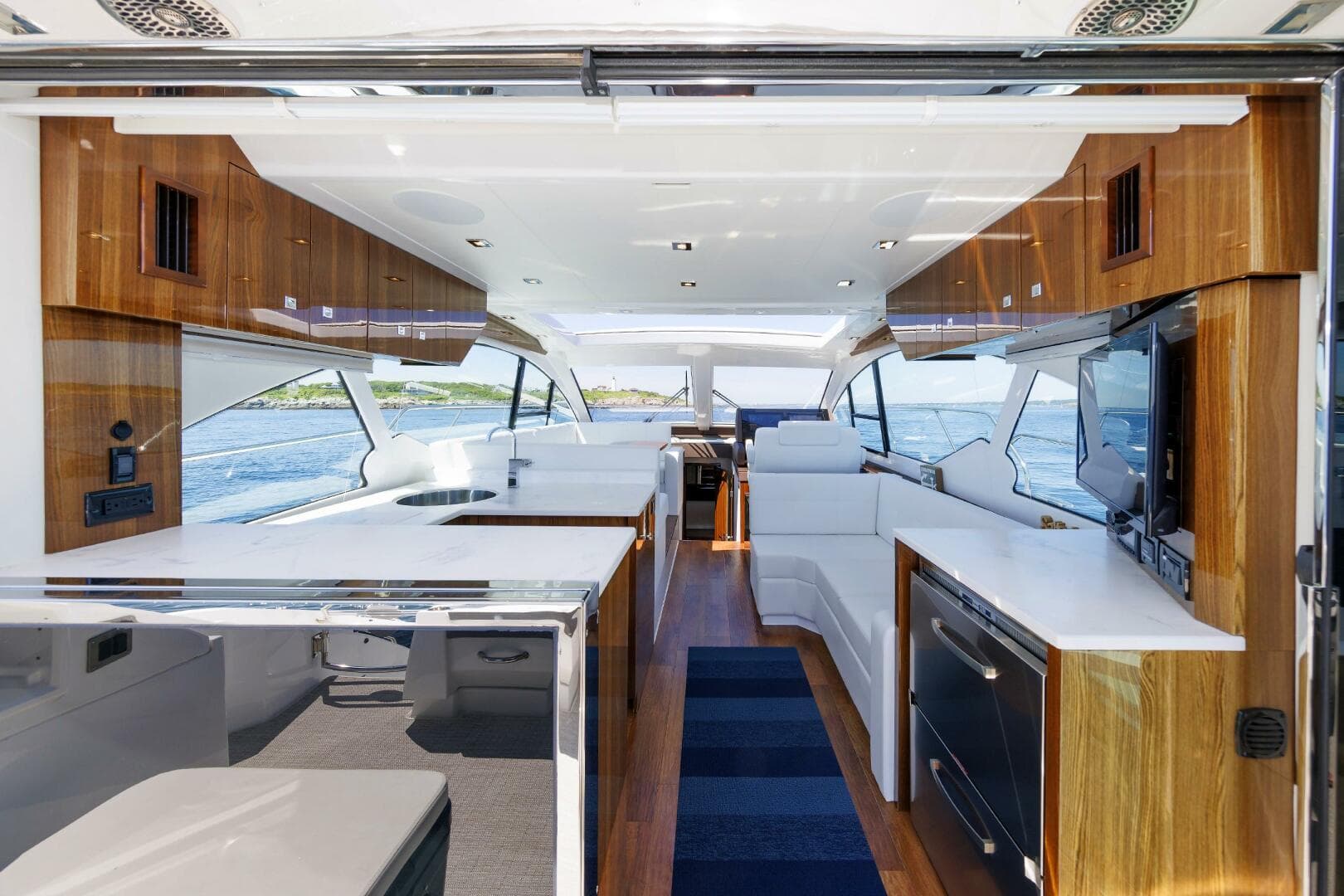 2021 Cruisers Yachts — photo 16