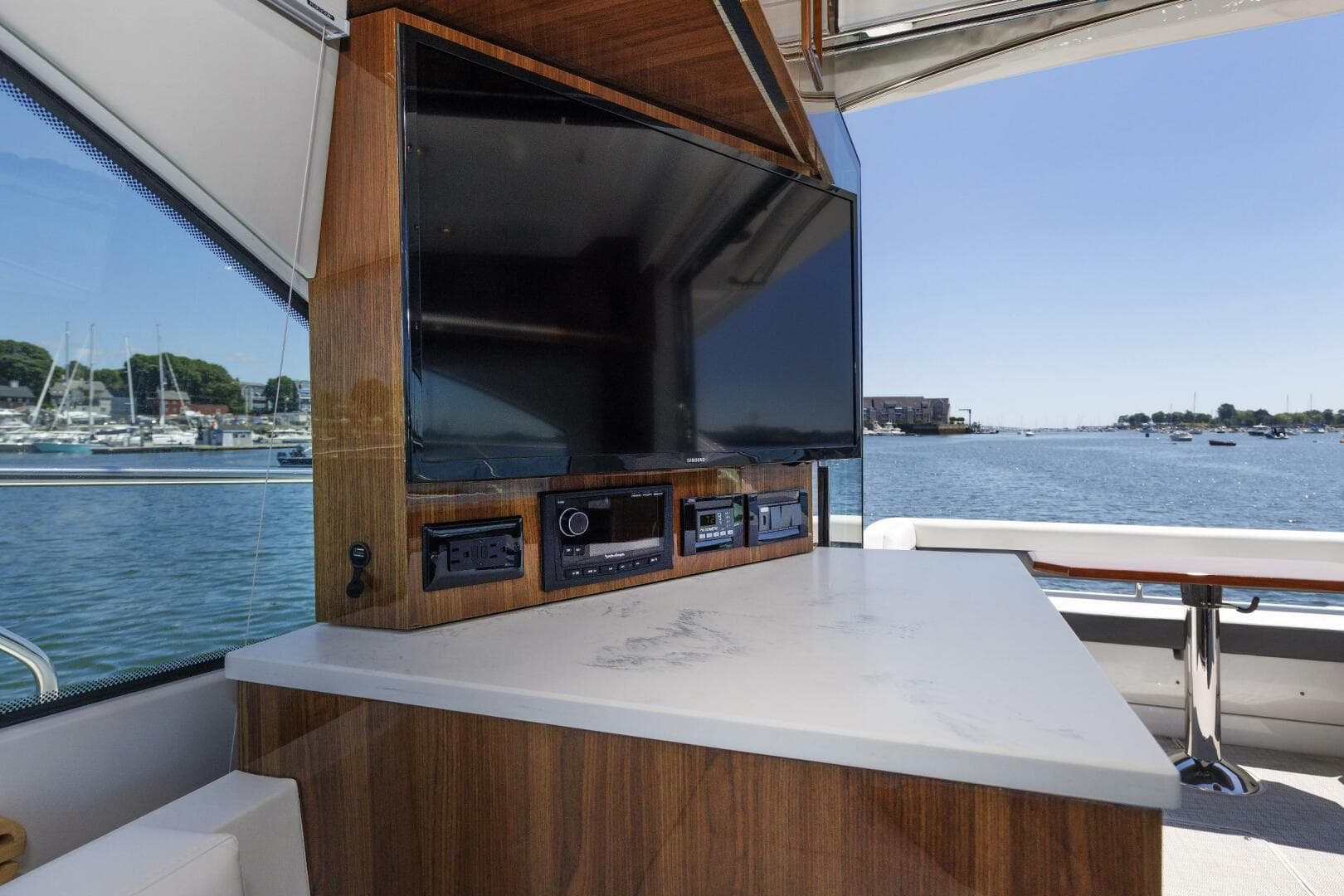 2021 Cruisers Yachts — photo 22