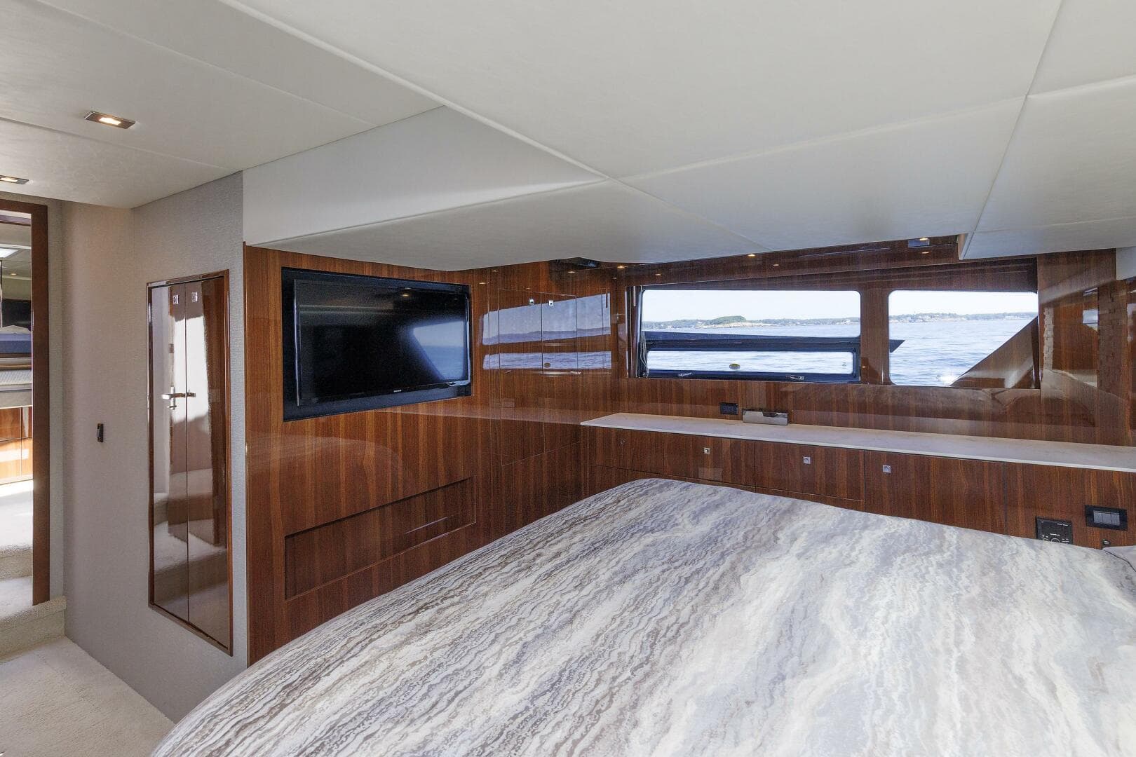 2021 Cruisers Yachts — photo 32