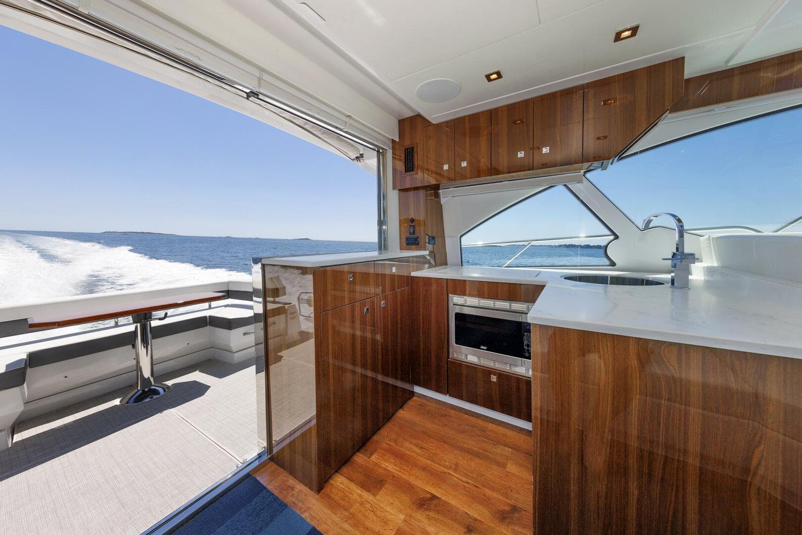 2021 Cruisers Yachts — photo 17