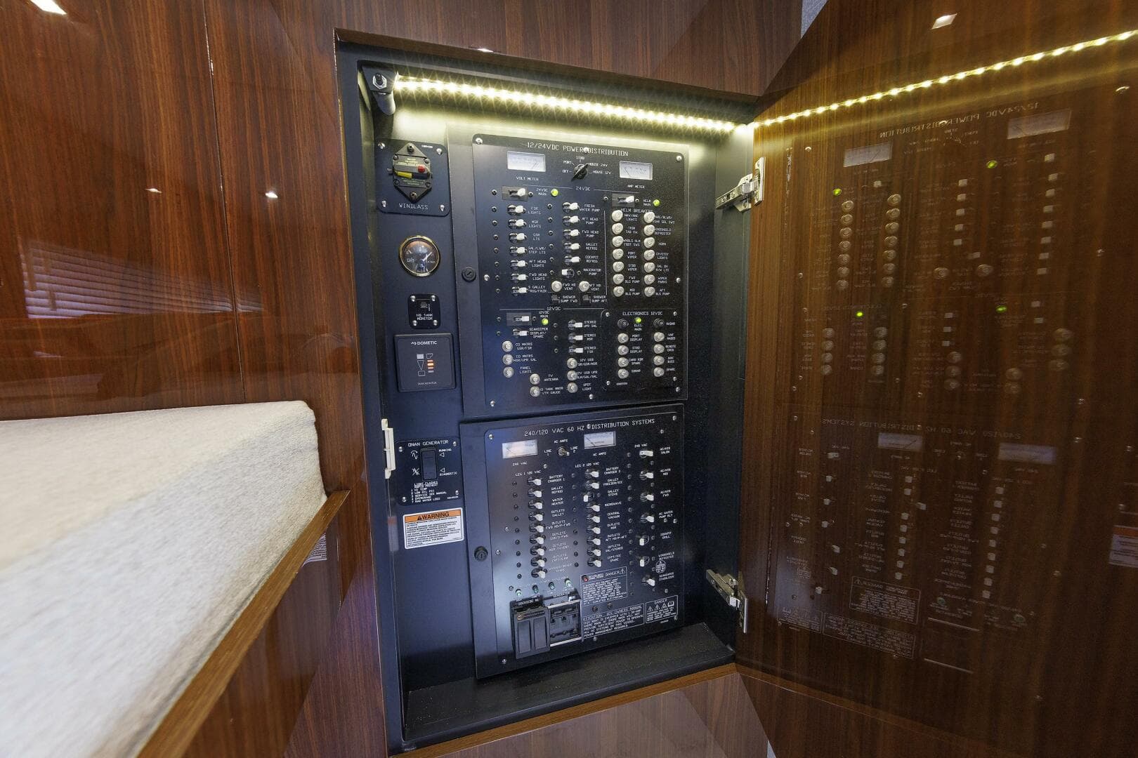 2021 Cruisers Yachts — photo 42