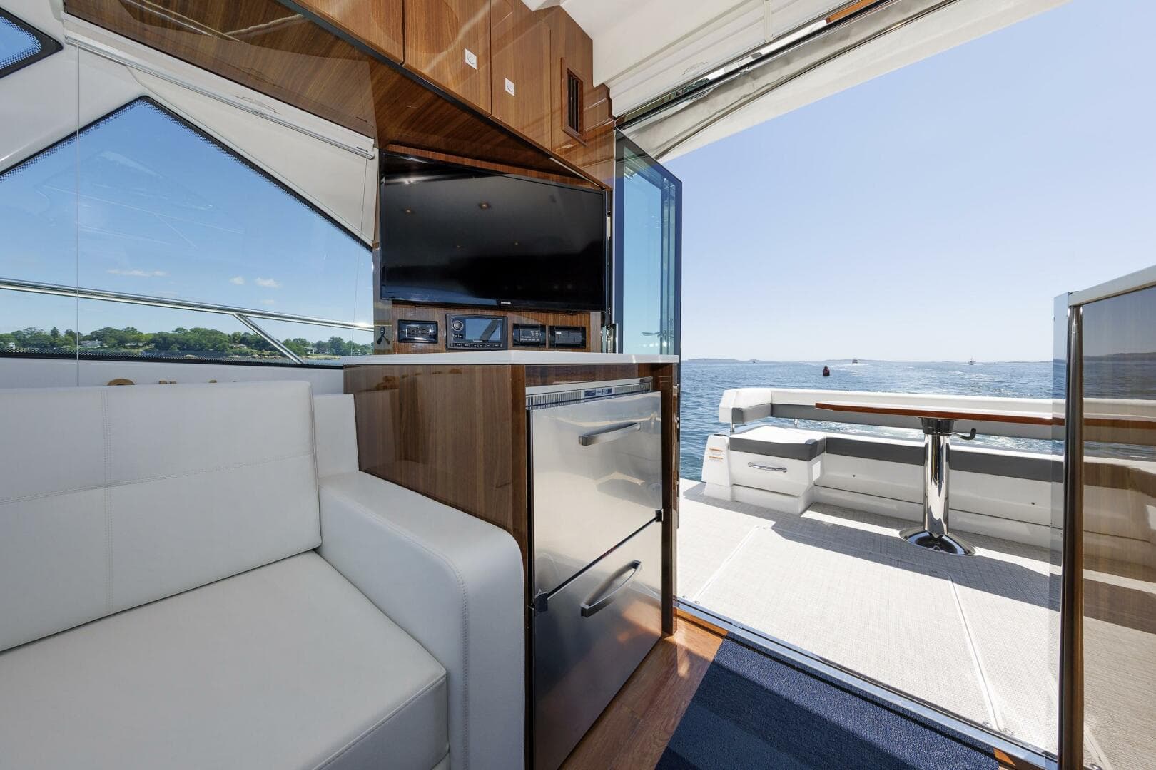 2021 Cruisers Yachts — photo 21