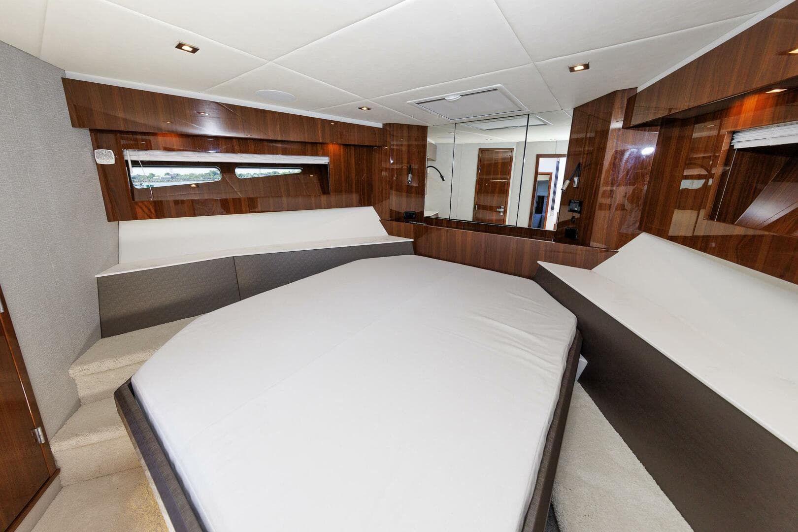 2021 Cruisers Yachts — photo 37