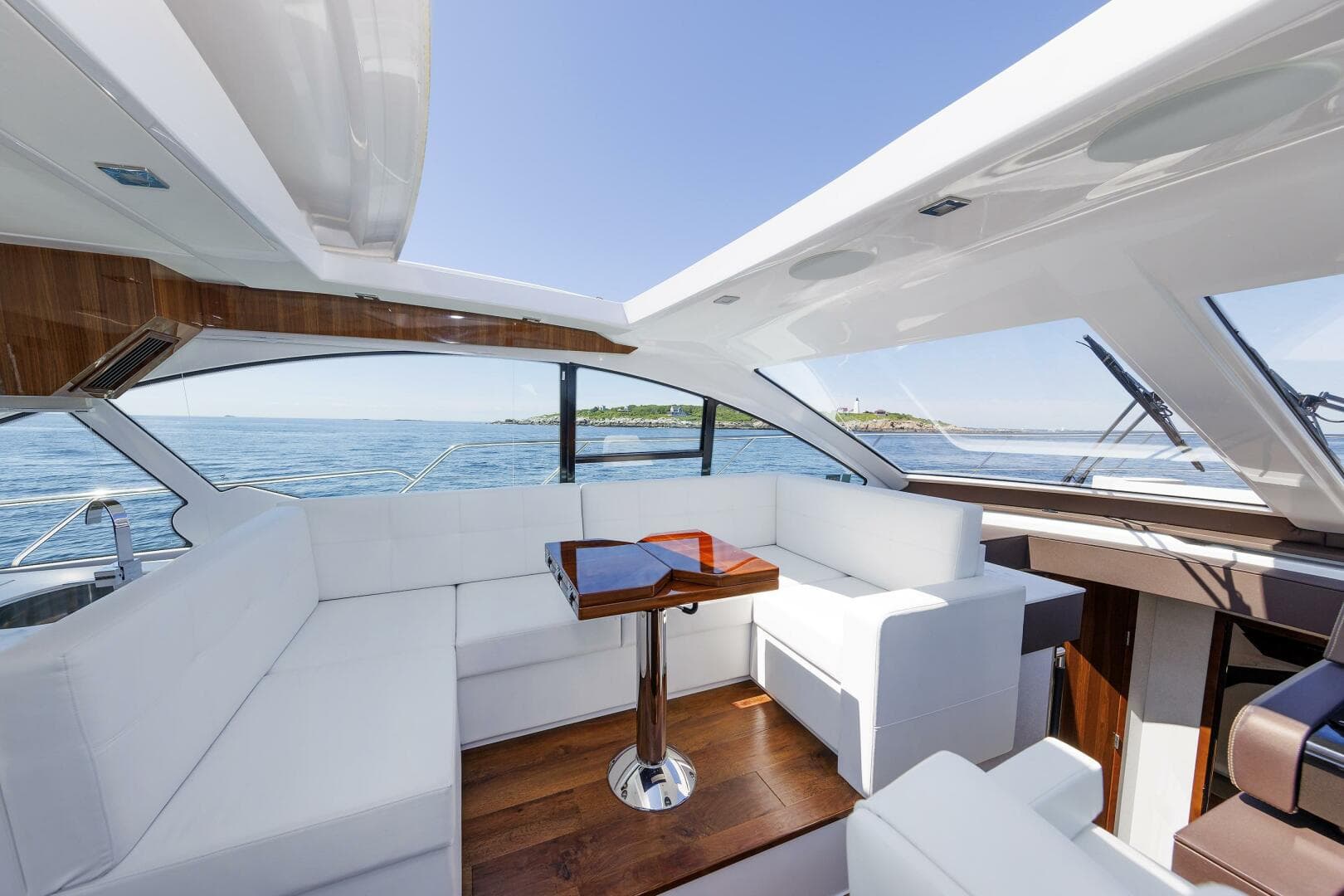 2021 Cruisers Yachts — photo 23