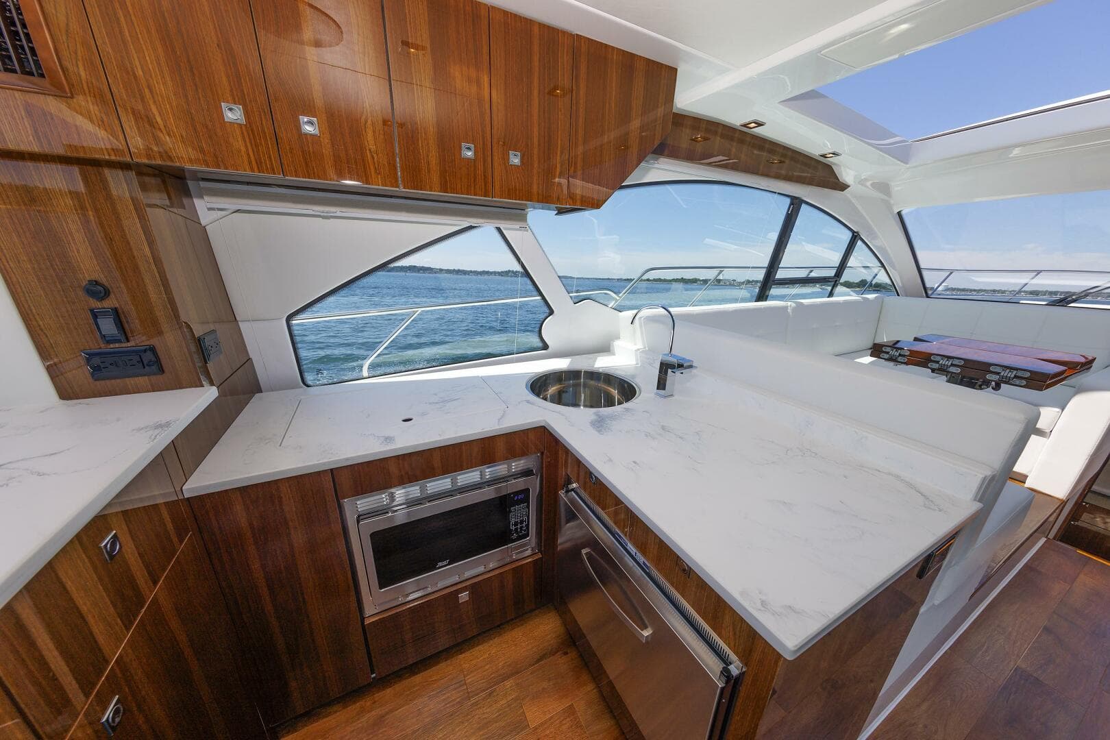 2021 Cruisers Yachts — photo 20