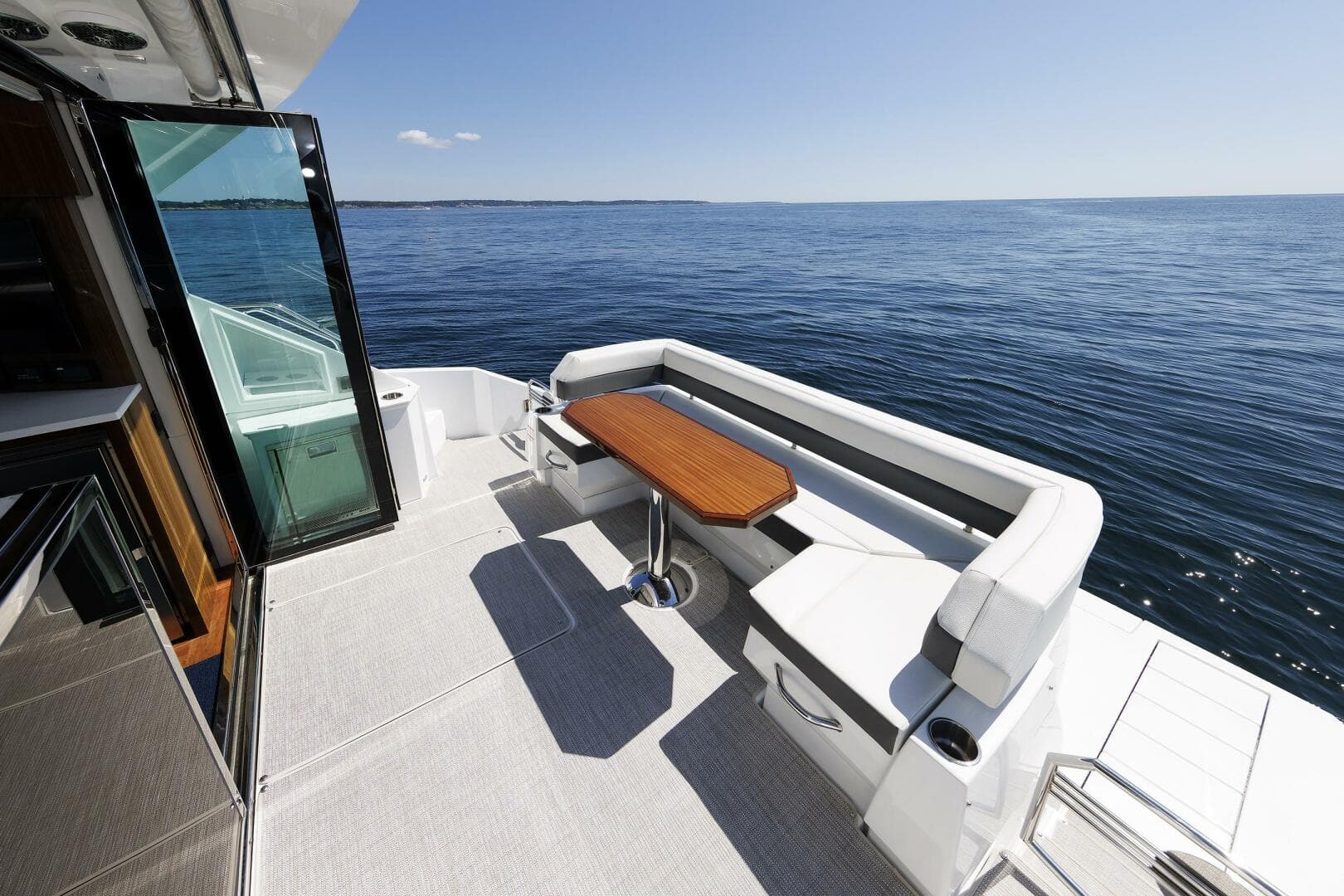 2021 Cruisers Yachts — photo 14