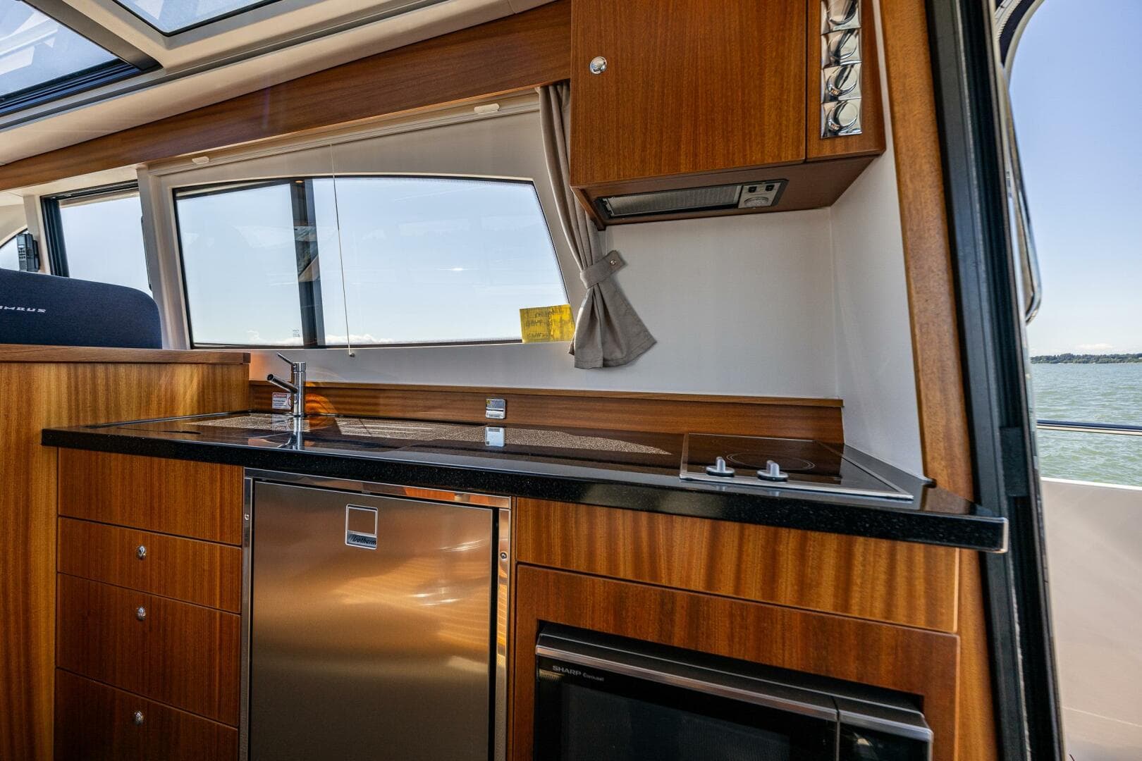 2021 Nimbus 405 Coupe — photo 17