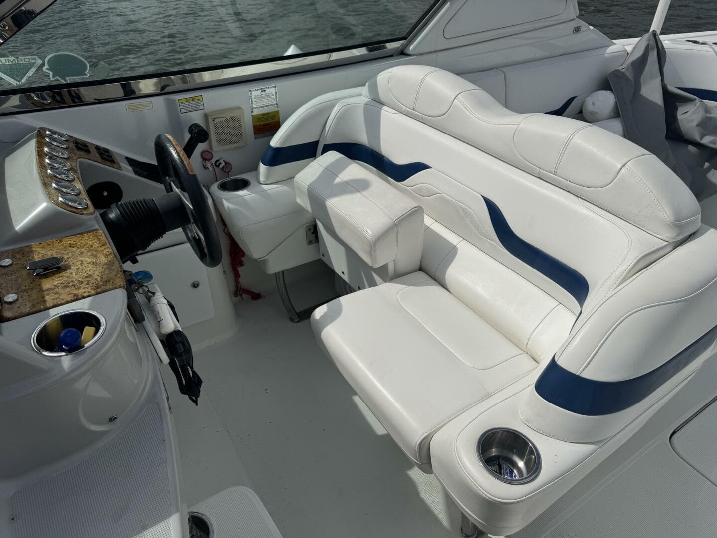 2007 Formula 330 Sun Sport — photo 15