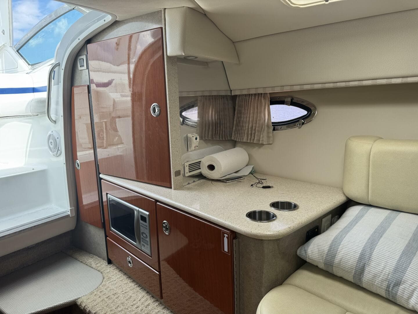 2007 Formula 330 Sun Sport — photo 24