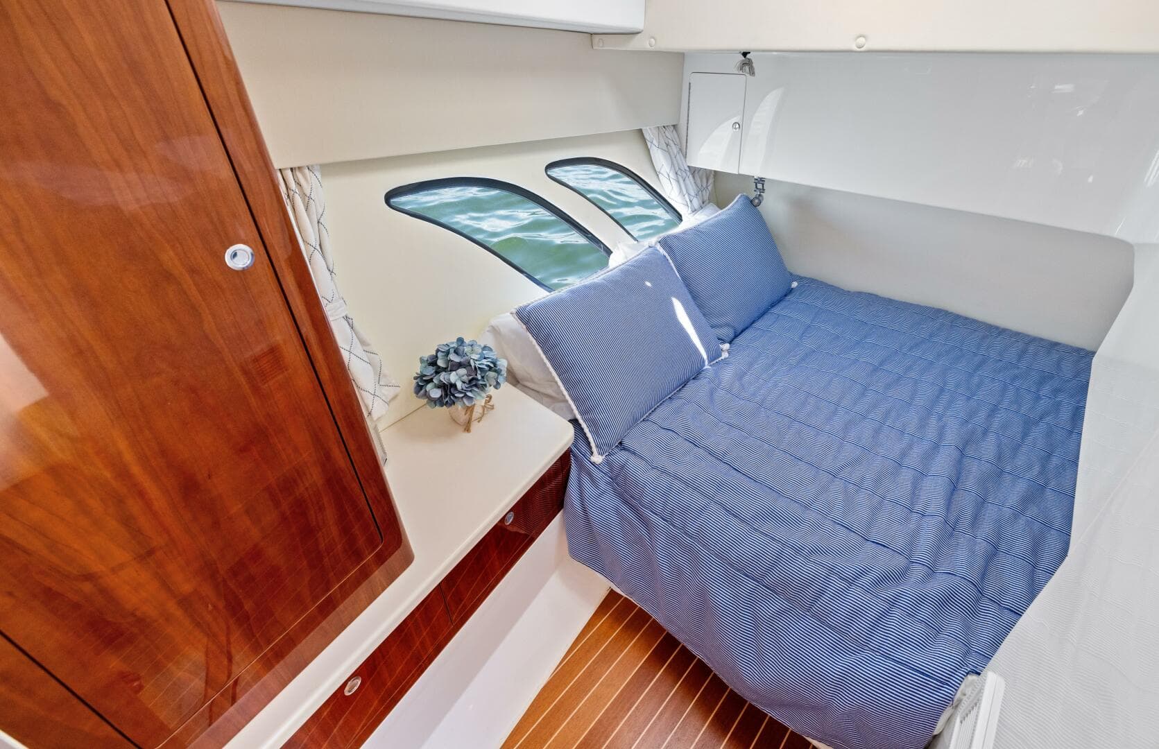 2015 Intrepid 430 Sport Yacht — photo 30