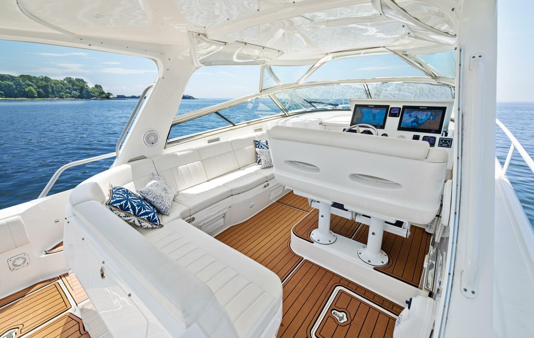 2015 Intrepid 430 Sport Yacht — photo 17