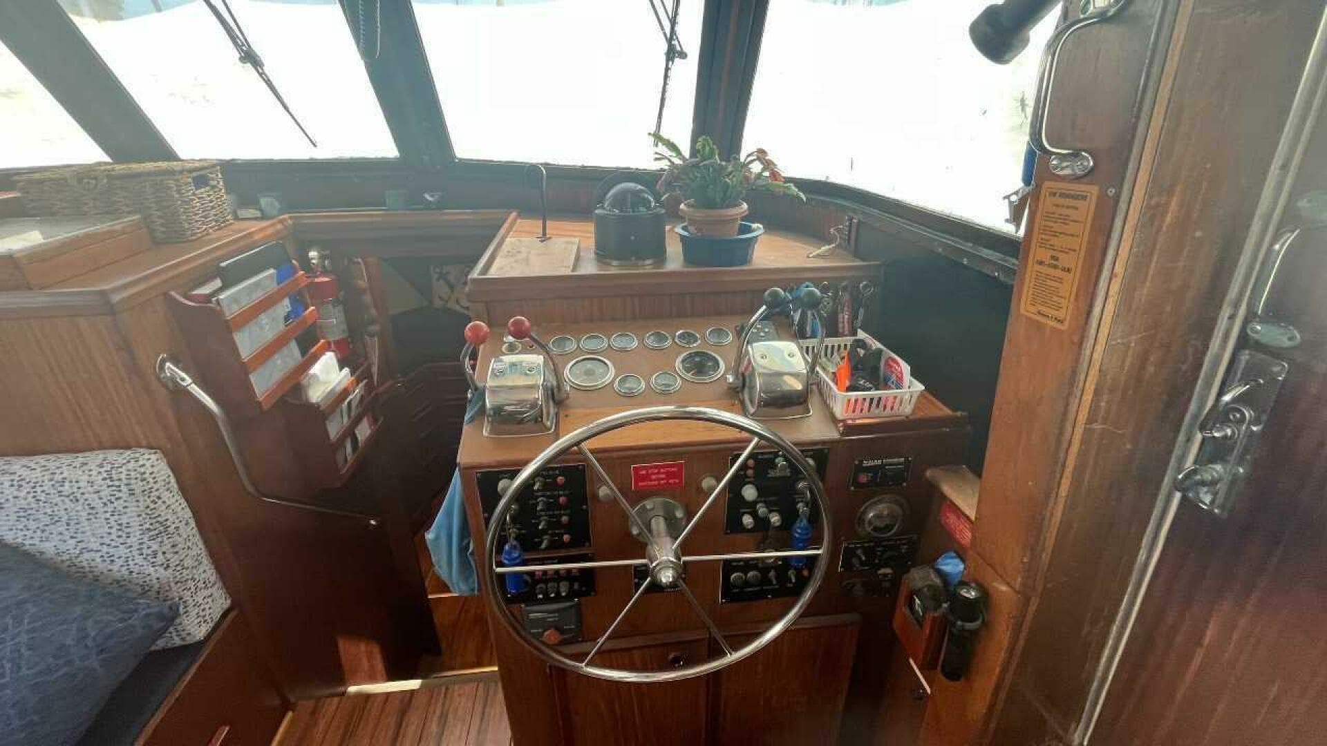 1980 Hatteras 42 Lrc — photo 5