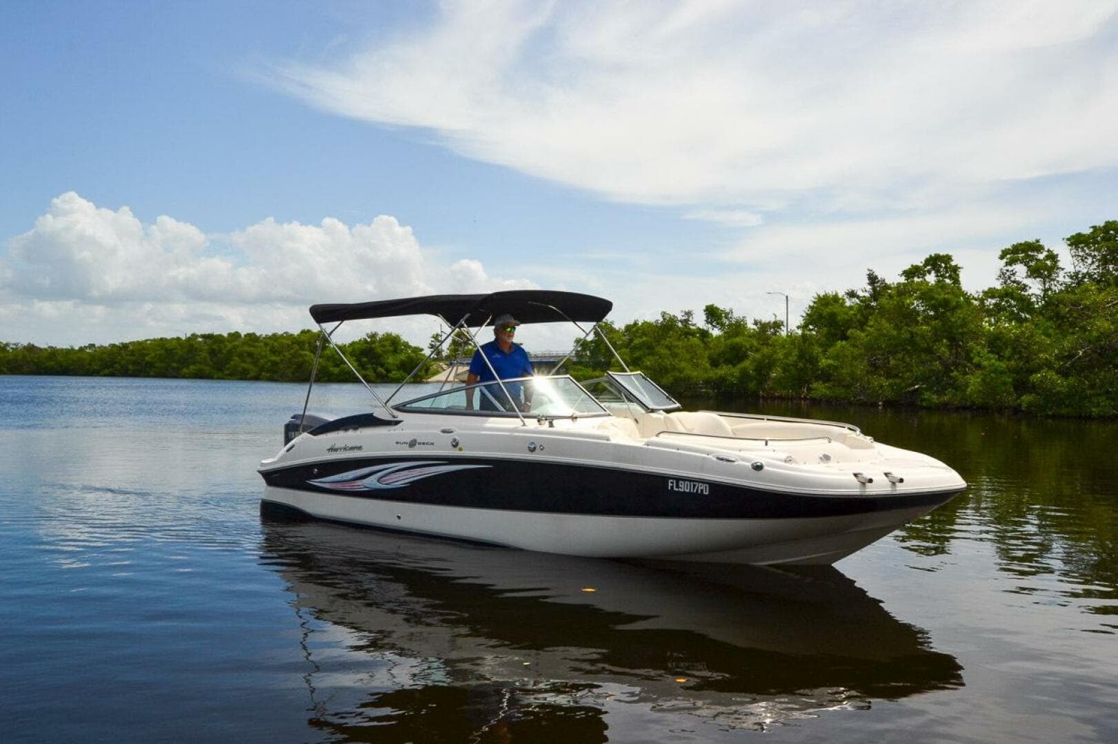 2011 Hurricane 2400 Sundeck — photo 16