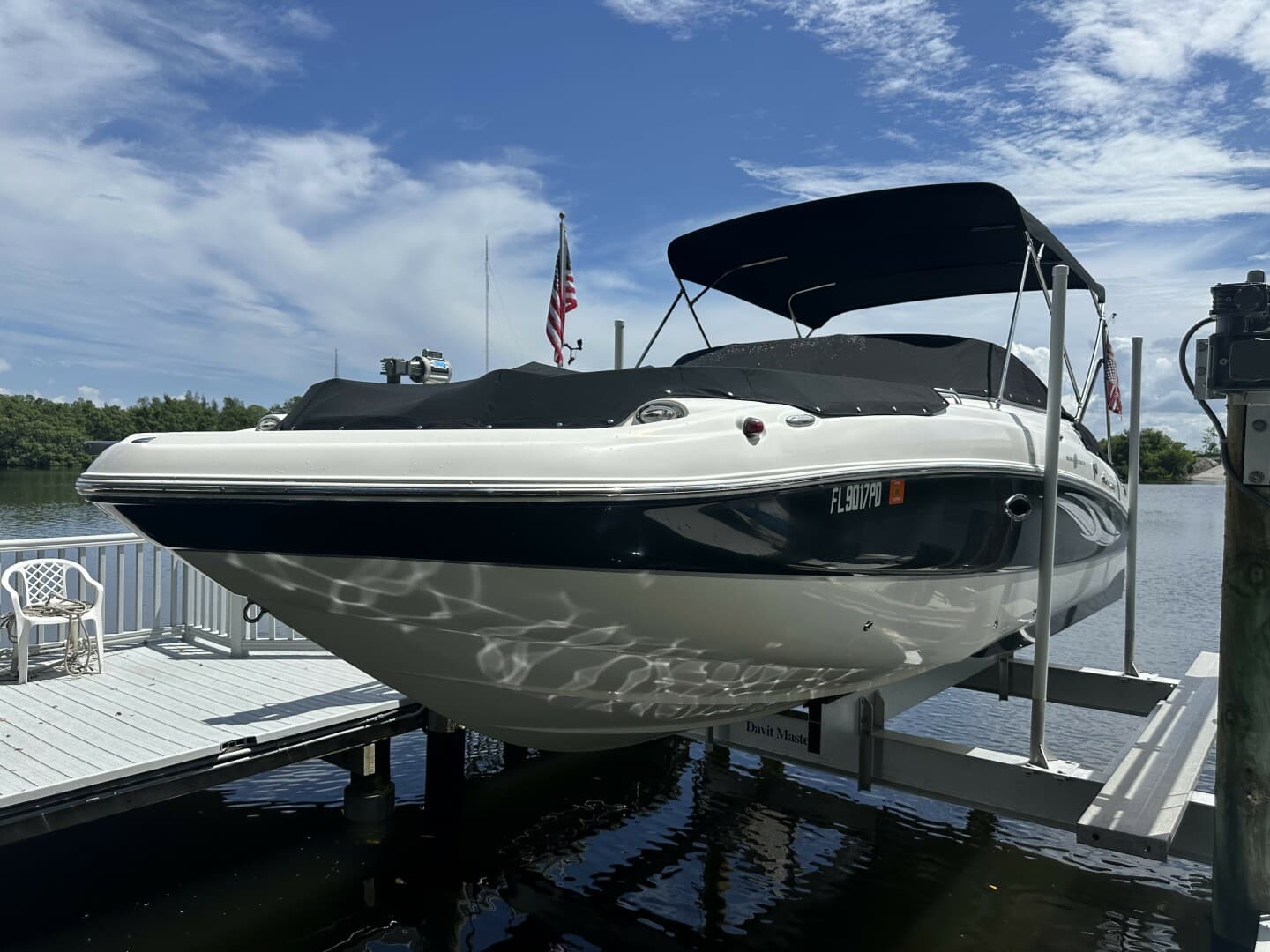 2011 Hurricane 2400 Sundeck — photo 2