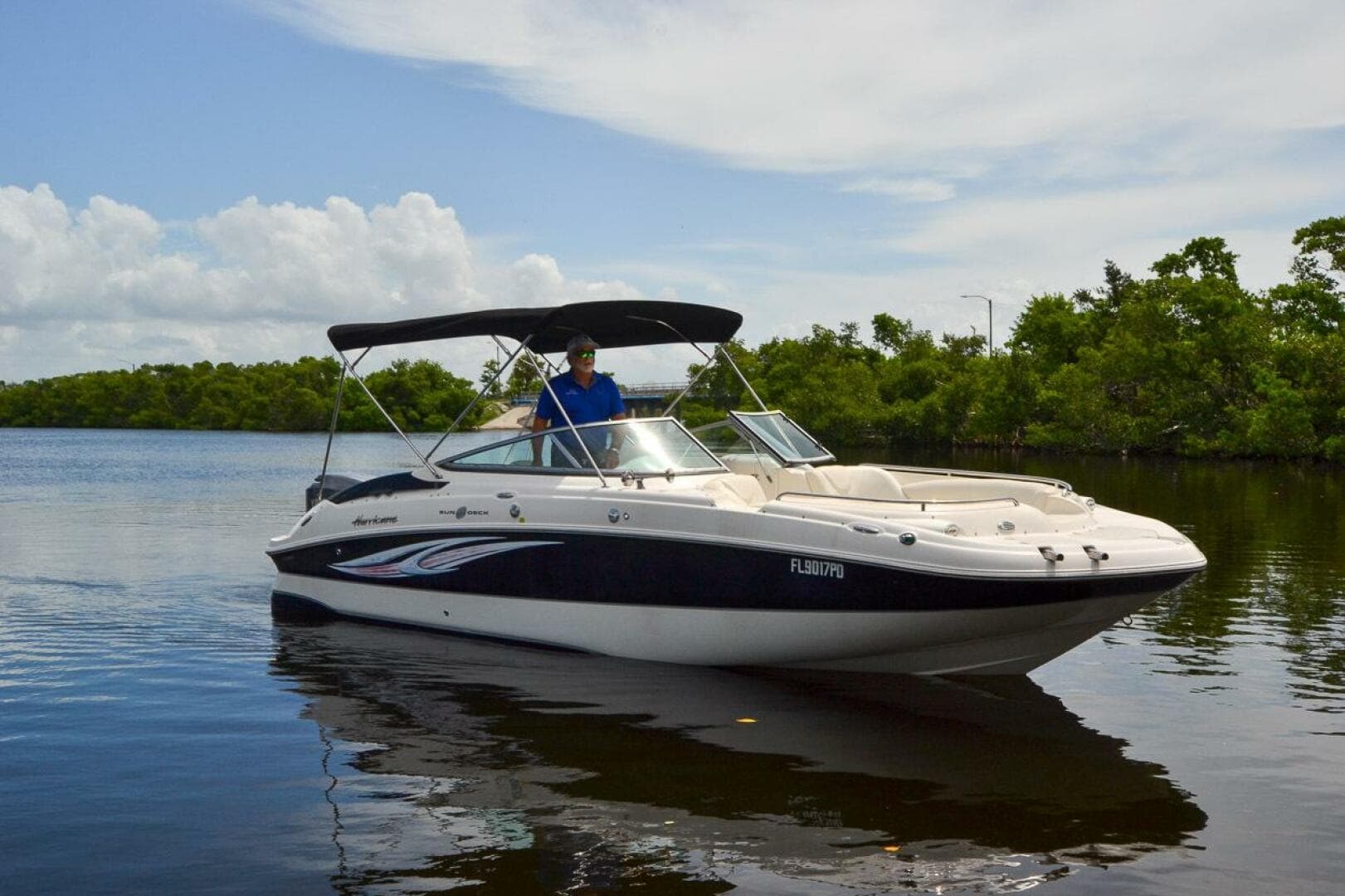 2011 Hurricane 2400 Sundeck — photo 13