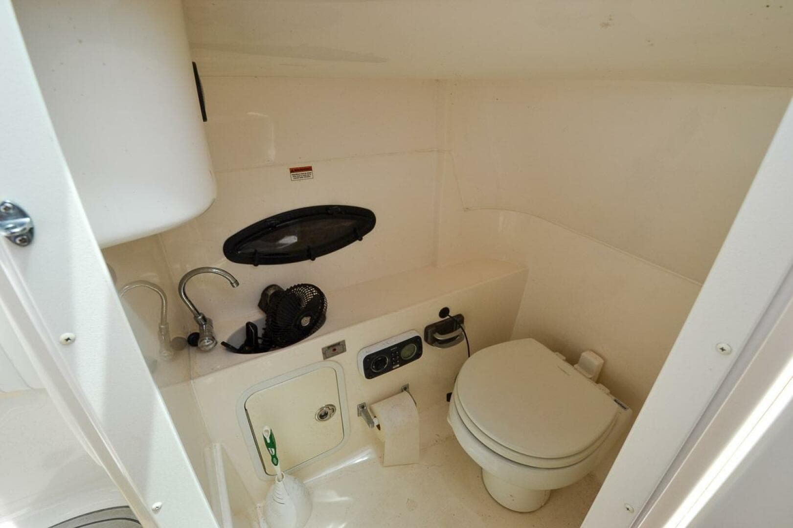 2011 Hurricane 2400 Sundeck — photo 28