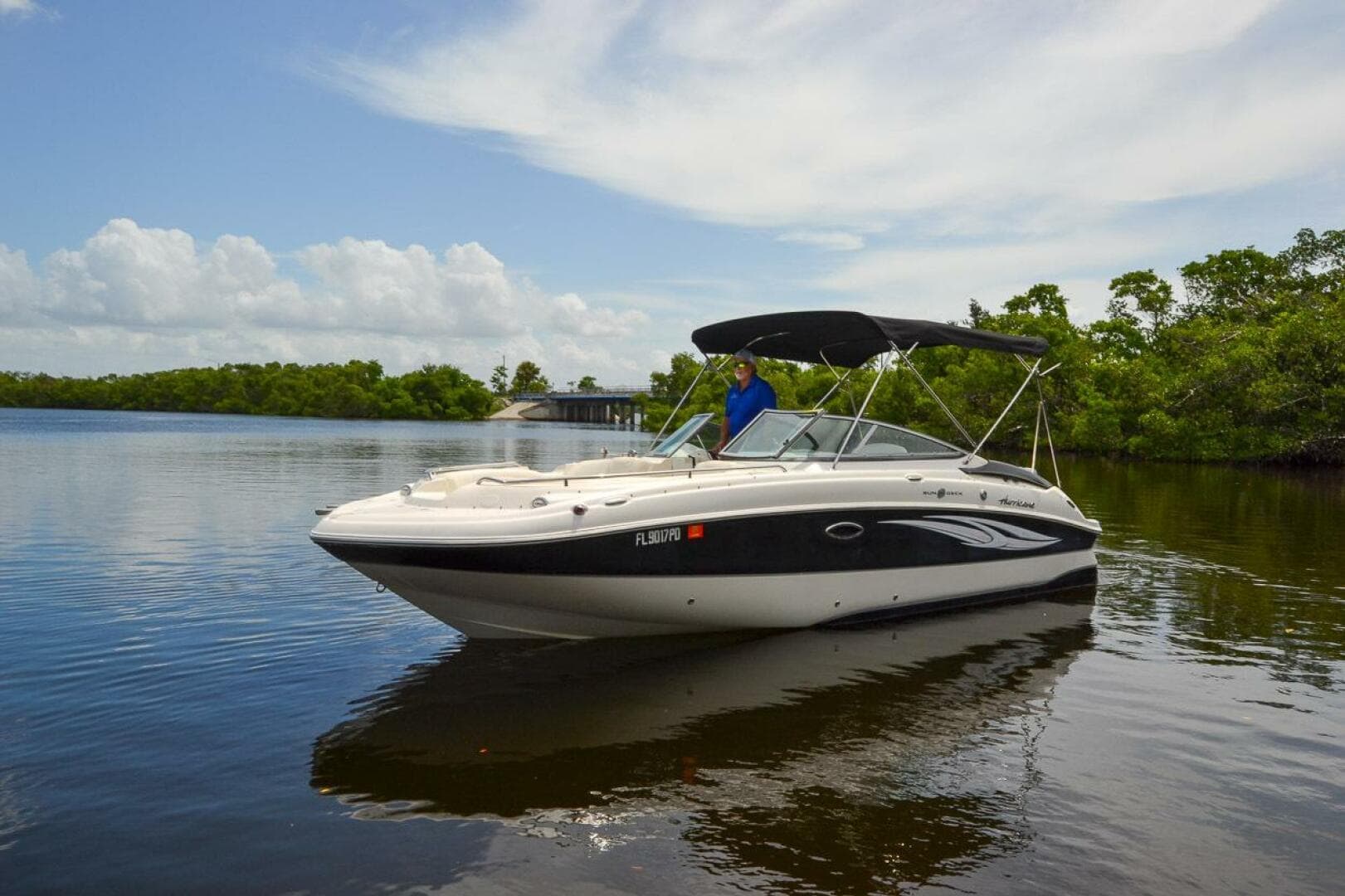 2011 Hurricane 2400 Sundeck — photo 3
