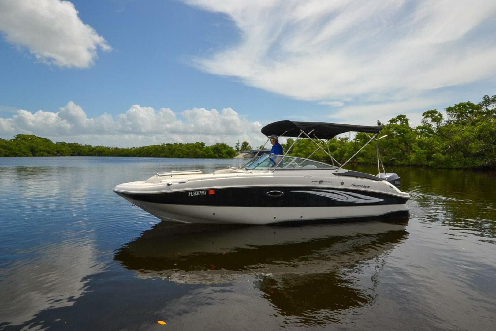 2011 Hurricane 2400 Sundeck — photo 1