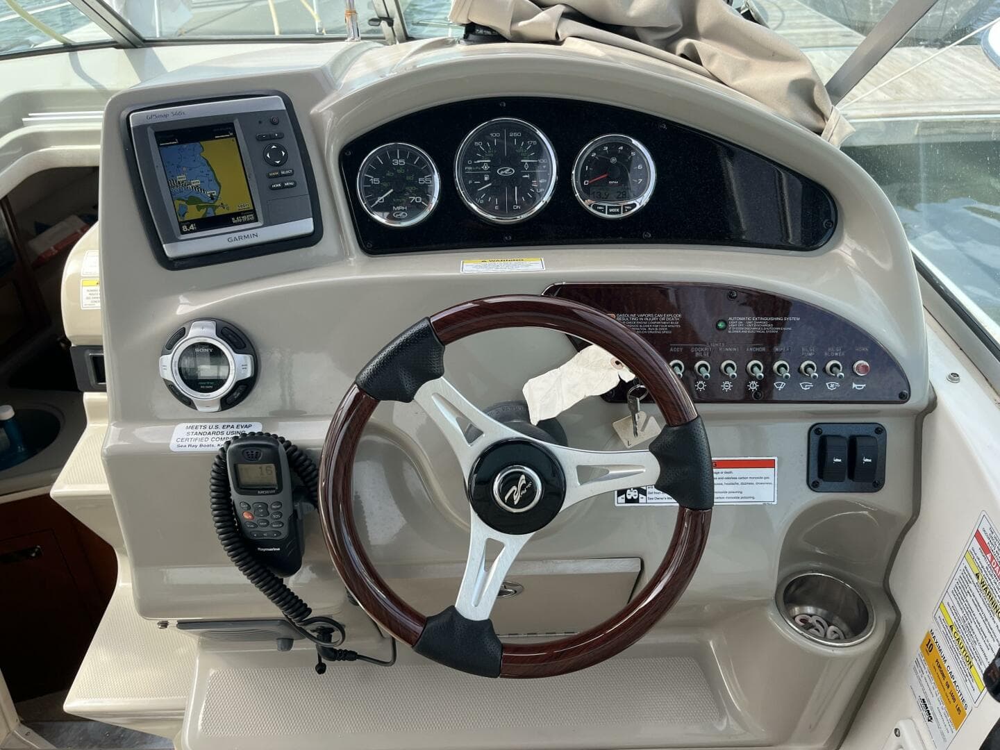 2012 Sea Ray 240 Sundancer — photo 9