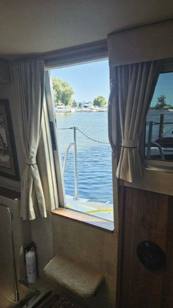 1986 Chris-Craft 381 Catalina — photo 17