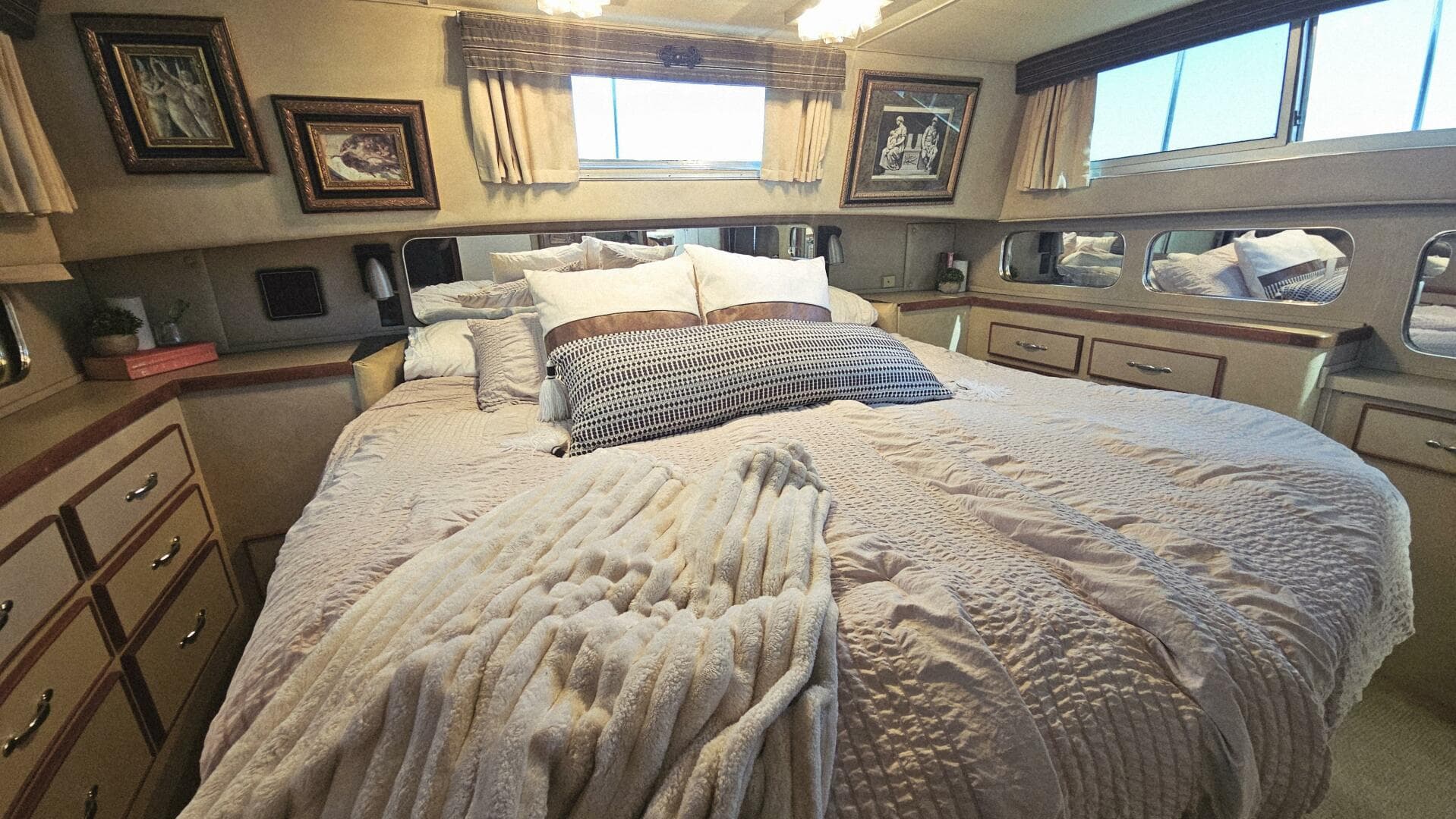 1986 Chris-Craft 381 Catalina — photo 26