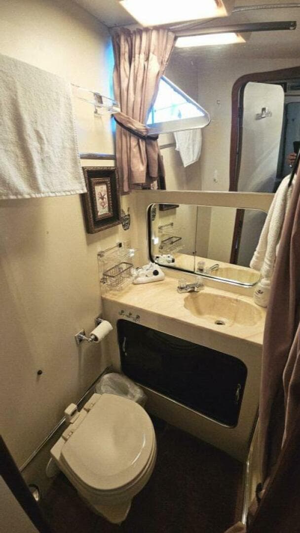 1986 Chris-Craft 381 Catalina — photo 34